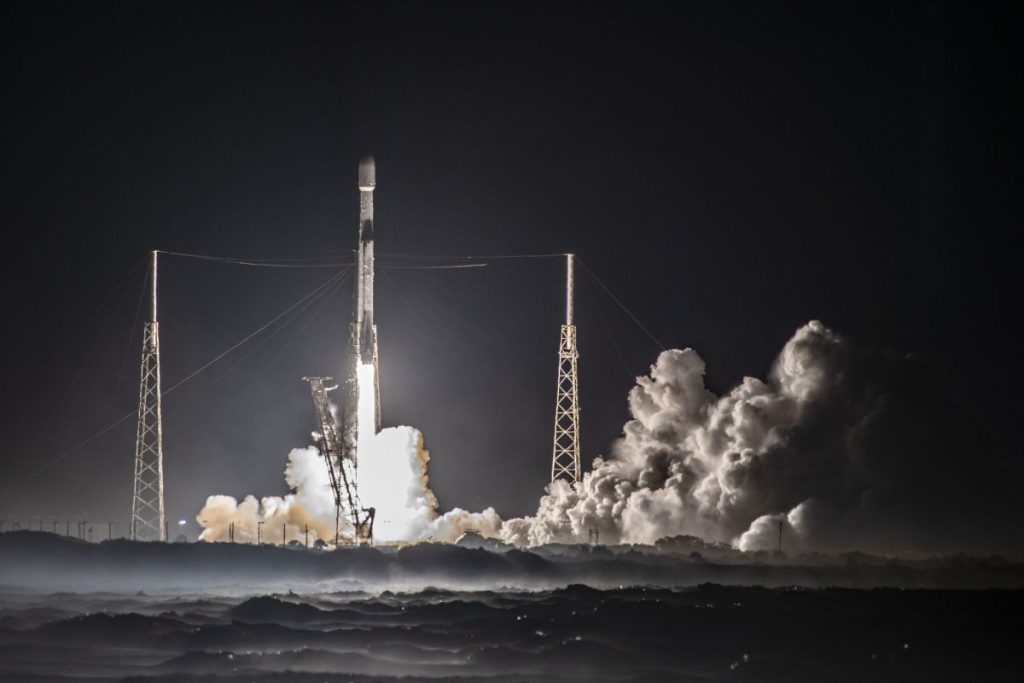 Guarda un razzo SpaceX lanciare in orbita 2 satelliti per comunicazioni oggi (16 dicembre)
