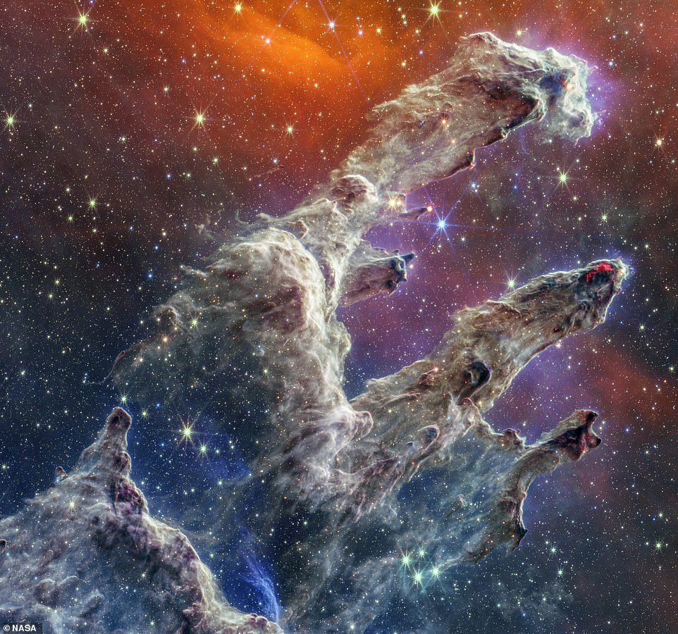 Bello: quasi 30 anni fa, i Pilastri della Creazione hanno stupito il mondo dell'astronomia quando sono stati catturati dal famoso telescopio spaziale Hubble della NASA.  Ora una nuova generazione può godere di una nuova visione dello spettacolo inquietante dopo che il telescopio spaziale James Webb da 10 miliardi di dollari (7,4 miliardi di sterline) dell'agenzia spaziale statunitense ha ripreso gli stessi viticci simili a dita di gas e polvere (nella foto)