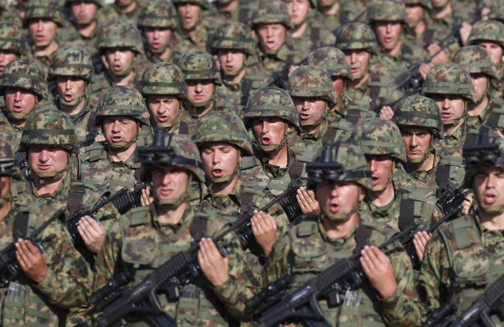 La Serbia cerca il ritorno delle sue forze in Kosovo mentre le tensioni aumentano