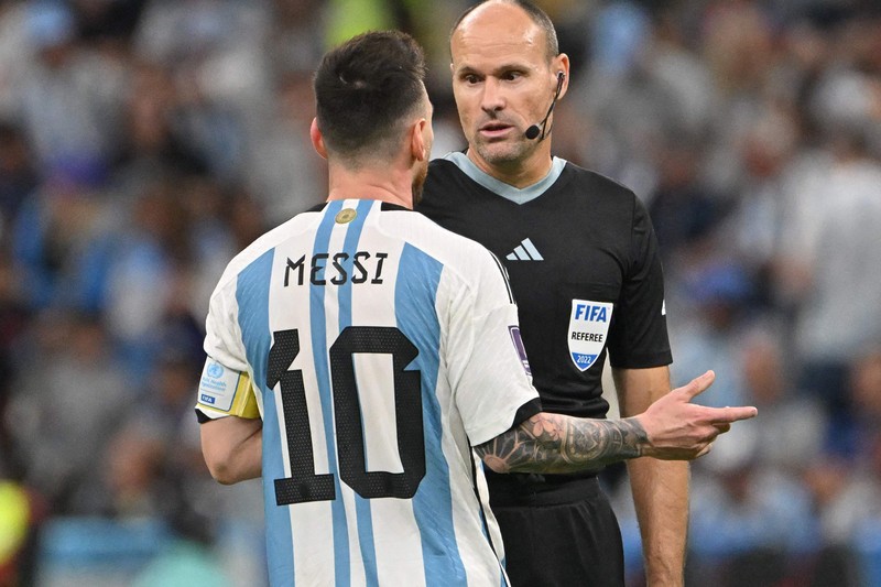 L'arbitro della partita dei Mondiali tra Argentina e Olanda è tornato a casa
