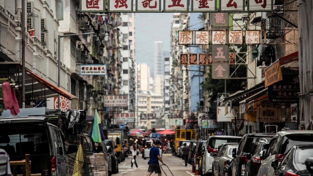 Le azioni di Hong Kong sono aumentate di circa il 3% dopo che i rapporti hanno affermato che la città stava valutando la possibilità di allentare una legge Covid