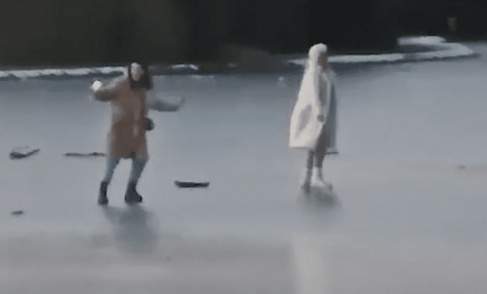 Il gruppo è stato filmato mentre scattava selfie, sciava e giocava a palle di neve.  (Scuoti)